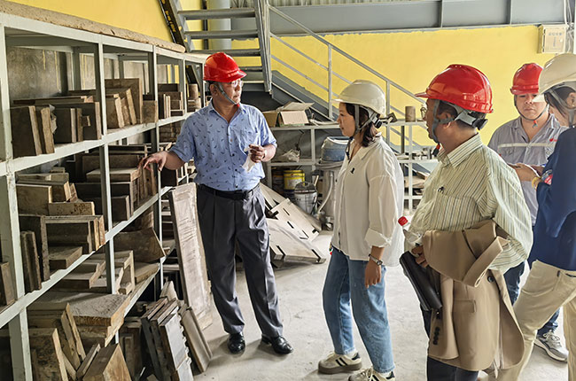 緬甸客戶參觀我廠耐火預(yù)制件車間(一)