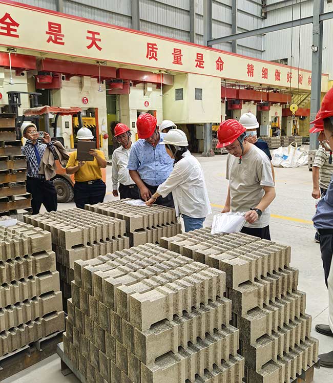 緬甸客戶來我廠參觀--123米長(zhǎng)隧道窯耐火磚生產(chǎn)線